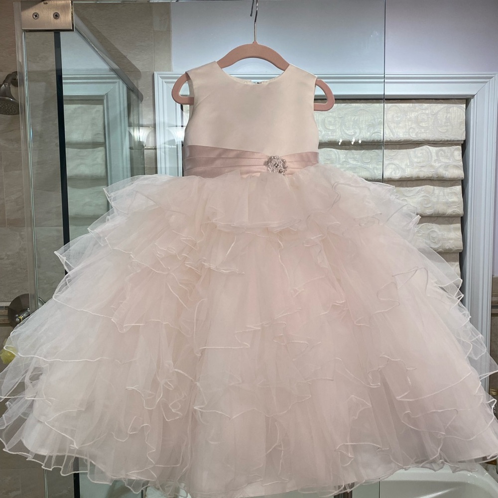 Beautiful flower girl dress, size 4.
